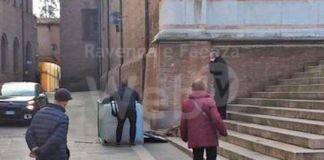 Faenza: il forte vento fa ‘volare’ il bagno chimico in mezzo alla piazza