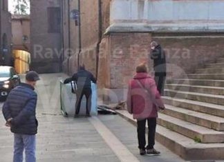 Faenza: il forte vento fa ‘volare’ il bagno chimico in mezzo alla piazza