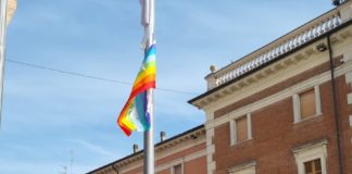 Guerra in Ucraina, la bandiera della pace sventola davanti al Comune di Lugo