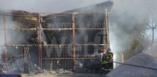 Ultima ora: Incendio in autorimessa di camper vicino a Classe. Solo danni materiali