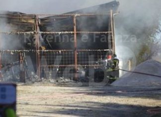 Incendio a Lido di Classe: capannone distrutto nei pressi di un agriturismo | VIDEO