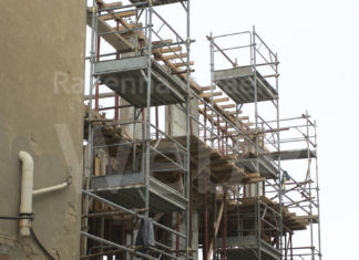 L’operaio caduto dalla impalcatura morto aveva 52 anni