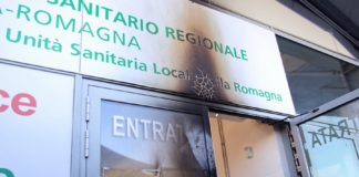 Molotov contro il centro vaccinale dell’Esp. Nessun ferito.