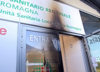 Molotov contro il centro vaccinale dell’Esp. Nessun ferito.