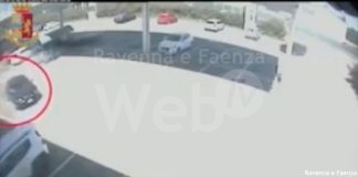 Aprivano lo sportello dell’auto mentre donne e anziani caricavano la spesa: bottino da 6 mila euro | VIDEO