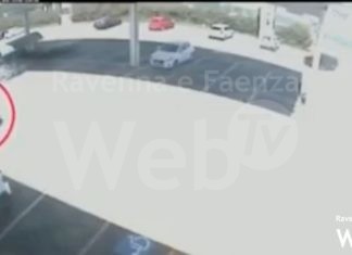 Aprivano lo sportello dell’auto mentre donne e anziani caricavano la spesa: bottino da 6 mila euro | VIDEO