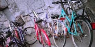 Ladri di biciclette. Chiusa civile abitazione utilizzata come deposito