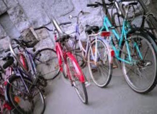 Ladri di biciclette. Chiusa civile abitazione utilizzata come deposito