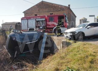 Scontro all’incrocio, auto precipita nel fosso