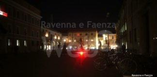 Caro bollette. Piazza del Popolo con le luci spente questa sera