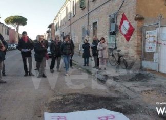 Presidio in via Carso davanti al cantiere dove è morto il muratore Vasile Burcut | VIDEO