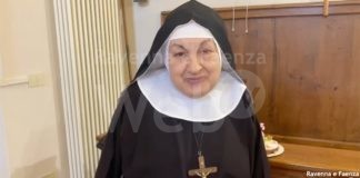 Suor Maria Felice festeggia i 25 anni di professione. Alla cerimonia anche la campionessa Fabiana Luperini | VIDEO