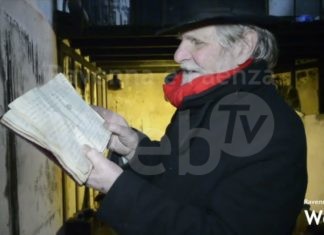 Fausto Fori e le sue letture serali per la “Cassettina della ricostruzione” | VIDEO