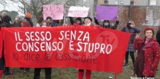 Ubriaca e violentata, assolti i due uomini. Corteo di protesta davanti al tribunale | VIDEO