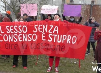 Ubriaca e violentata, assolti i due uomini. Corteo di protesta davanti al tribunale | VIDEO