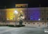 Palazzo Rasponi illuminato con i colori giallo e blu dell’Ucraina | VIDEO