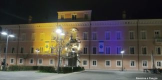 Palazzo Rasponi illuminato con i colori giallo e blu dell’Ucraina | VIDEO