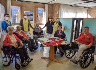 Portami con te: le buste realizzate dalle Magliette gialle donate agli ospiti della Casa protetta Galla Placidia