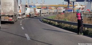 Terzo giorno di proteste al porto. Autorità Portuale: “Un assedio”. I supermercati lanciano l’allarme | VIDEO