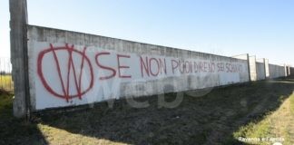 Tornano le scritte “novax” sui muri del cimitero di Lugo | VIDEO