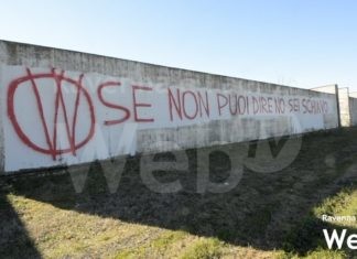 Tornano le scritte “novax” sui muri del cimitero di Lugo | VIDEO