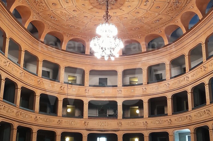 teatro rossini interno lampadario