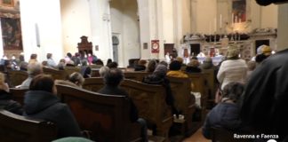 San Giovanni Battista gremita per la messa di vicinanza al popolo ucraino | VIDEO