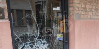 Ubriaco distrugge la vetrata di un bar a Lugo: per due anni vietato avvicinarsi