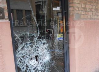 Ubriaco distrugge la vetrata di un bar a Lugo: per due anni vietato avvicinarsi
