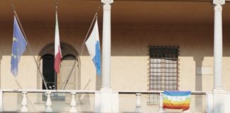 Crisi ucraina, nuovo punto per pacchi viveri. Sulla facciata del Comune esposta la bandiera della Pace