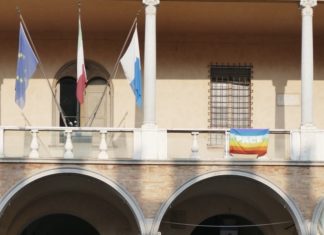 Crisi ucraina, nuovo punto per pacchi viveri. Sulla facciata del Comune esposta la bandiera della Pace