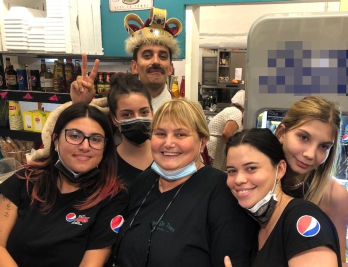 Fabrizia Salvi con il suo staff al Bar del parco pubblico «Falcone e Borsellino» di Lavezzola