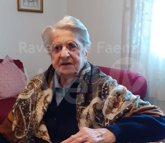 Foto scattata il 12 marzo 2021, in occasione del centesimo compleanno di Alves Ravagalia