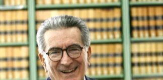 Gianfranco Pasquino in dialogo con studentesse e studenti di Ravenna Minima politica. Sei lezioni di democrazia