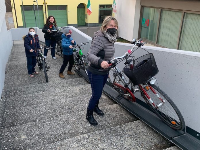 La canalina per biciclette di via Matteotti (2)