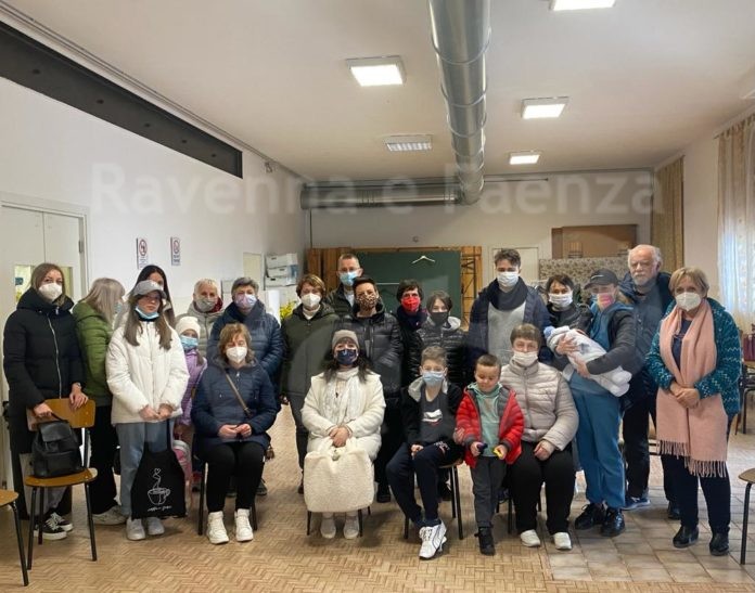 La vicesindaca Elisa Vardigli e l'assessora Roberta Contoli in parrocchia con don Stanislao, i volontari della Caritas e alcuni profughi