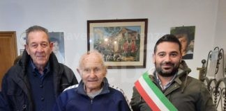 Il sindaco Davide Ranalli ha consegnato la pergamena di congratulazioni a Luigi Gallignani che ha compiuto 100 anni