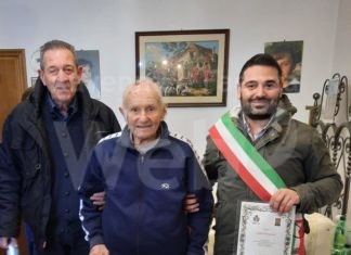Il sindaco Davide Ranalli ha consegnato la pergamena di congratulazioni a Luigi Gallignani che ha compiuto 100 anni