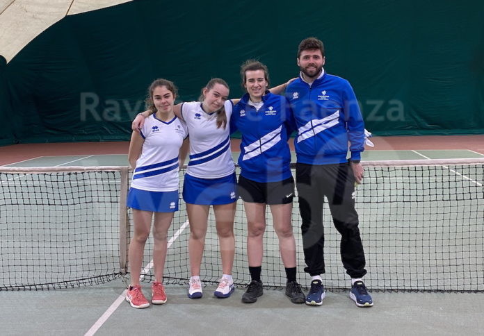 Tc Faenza - Squadra B della serie C femminile 2022 - Da sx Sandy Mamini, Matilde Greco, Virginia Lodi e capitano Edoardo Pompei