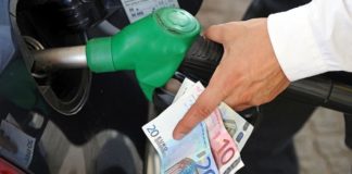La benzina scende sotto 1,7 euro al self, ai minimi da un anno
