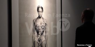 Paolo Roversi dona due foto al Mar: gli scatti a Naomi Campbell e a Kate Moss | VIDEO