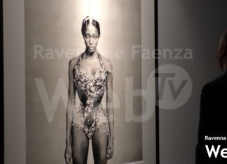Paolo Roversi dona due foto al Mar: gli scatti a Naomi Campbell e a Kate Moss | VIDEO