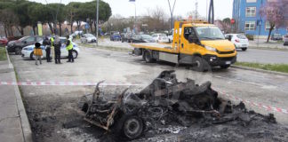 Furgoncino a fuoco in viale Alberti: veicolo distrutto