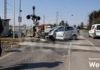 Sfonda il passaggio a livello e viene investito dal treno: perde la vita automobilista | VIDEO