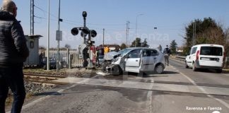 Sfonda il passaggio a livello e viene investito dal treno: perde la vita automobilista | VIDEO