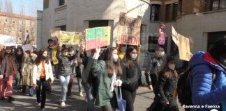 Fridays for future ancora in corteo: “Futuro libero da fonti fossili” | VIDEO