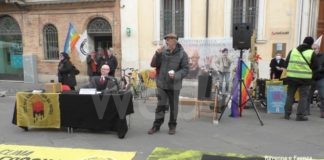Ambientalisti in protesta in piazza a Ravenna contro il ministro Cingolani | VIDEO
