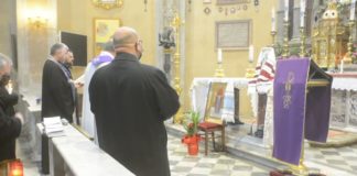 Ortodossi e cattolici uniti in preghiera davanti alla Madonna greca per il popolo ucraino | VIDEO