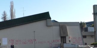 I novax imbrattano nuovamente il centro vaccinale di Faenza | VIDEO