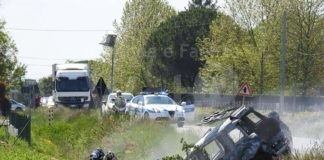 Esce di strada e l’auto prende fuoco. Illesi i due occupanti